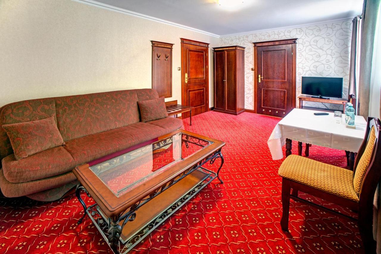 Hotel Zajazd Polonez Tuczempy Exterior photo